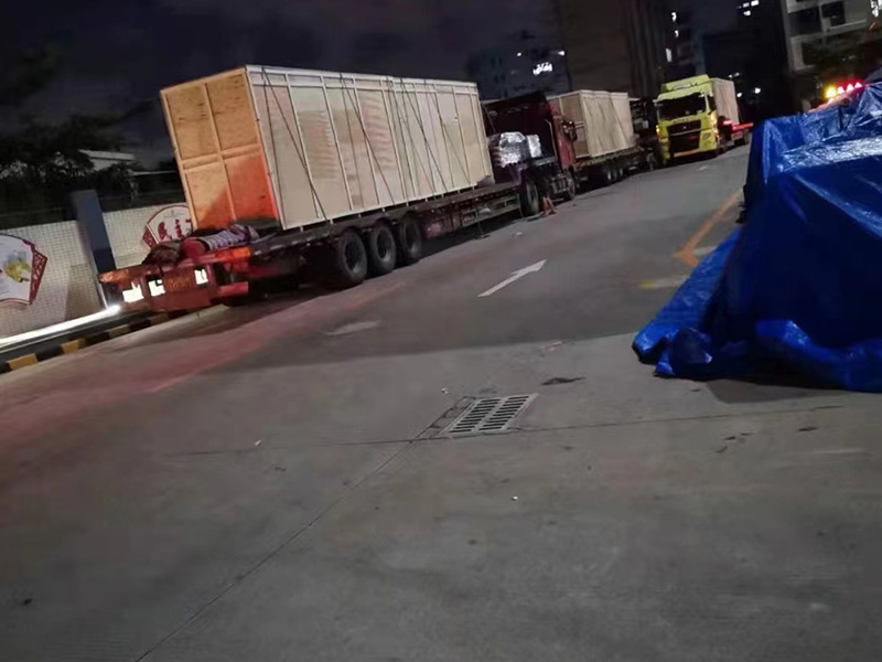 深(shen)圳公明(míng)某公司(sī)打包裝(zhuāng)車現場(chǎng)