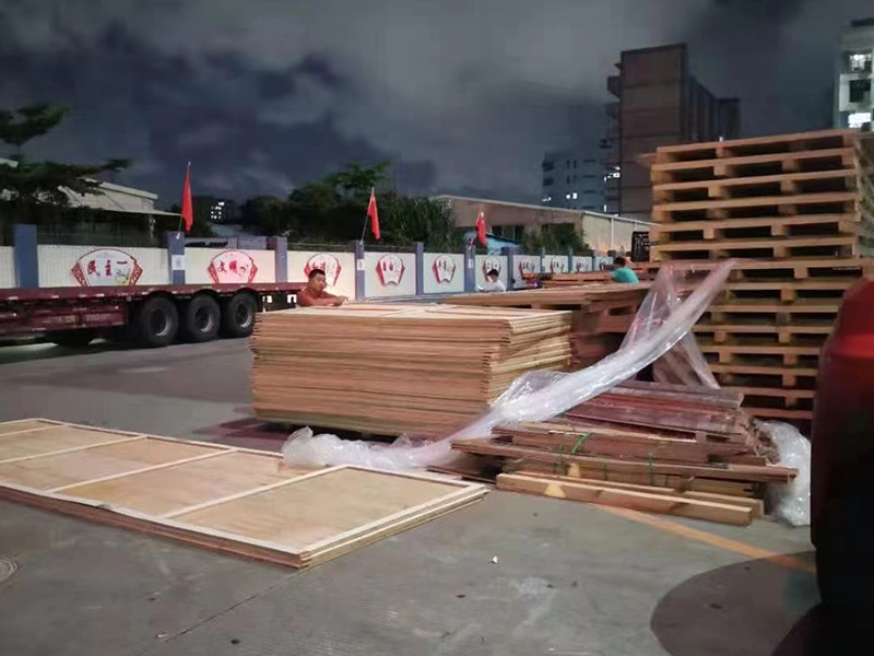 深圳石岩(yan)某重型設備包(bao)裝